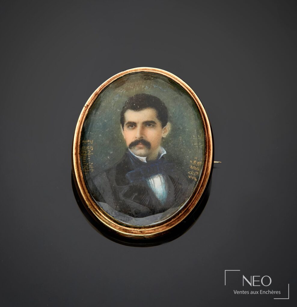 Médaillon ovale en or jaune avec miniature de portrait d'homme