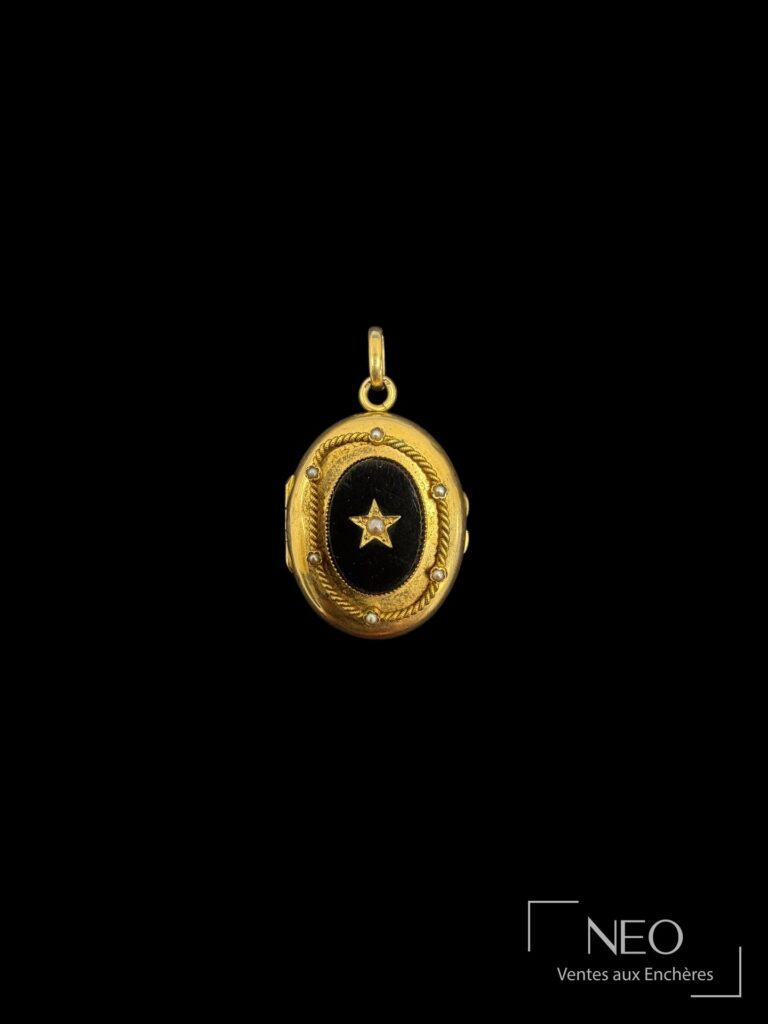 Médaillon ouvrant en or jaune avec plaque d’onyx