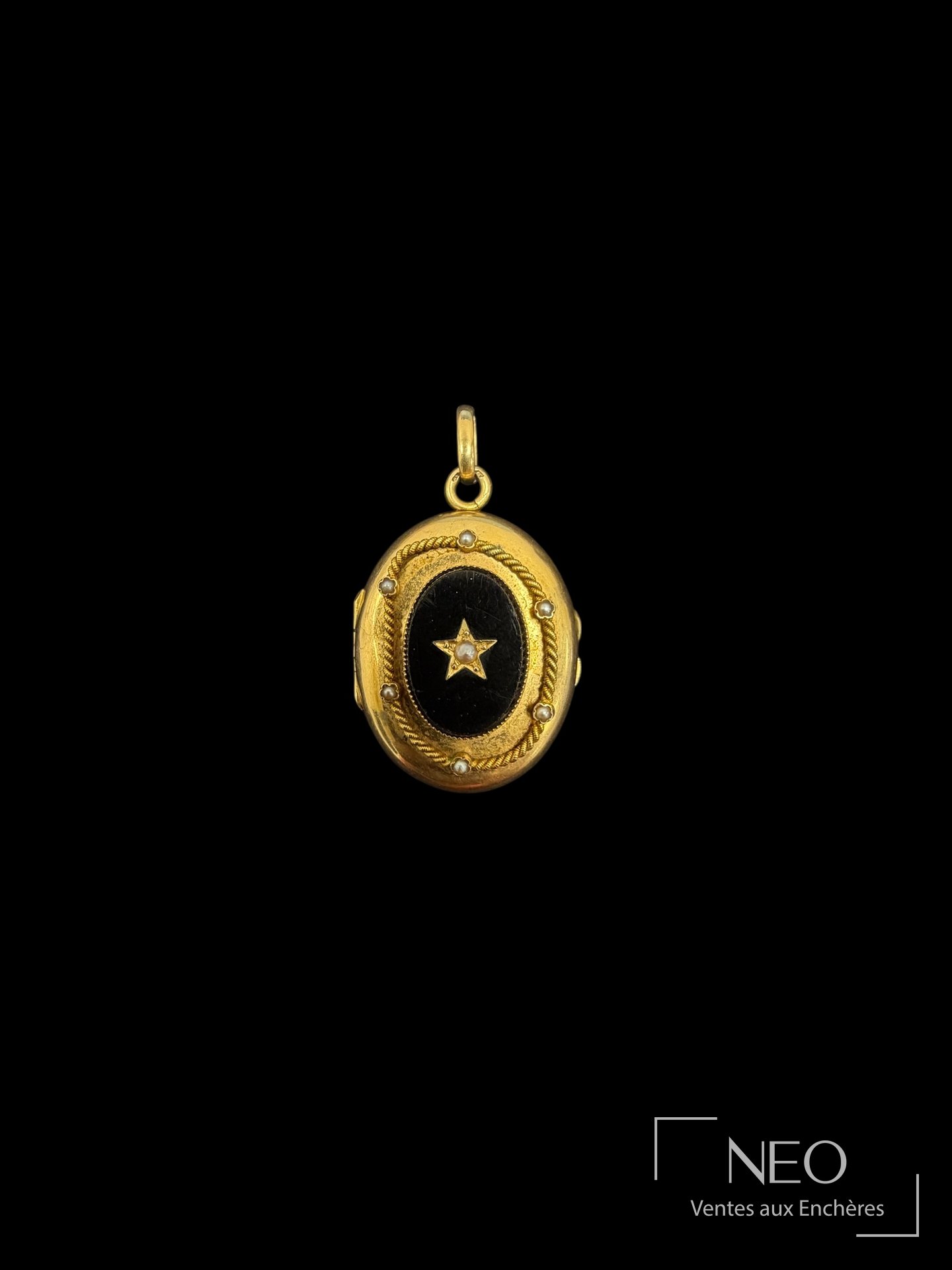Médaillon ouvrant en or jaune avec plaque d’onyx