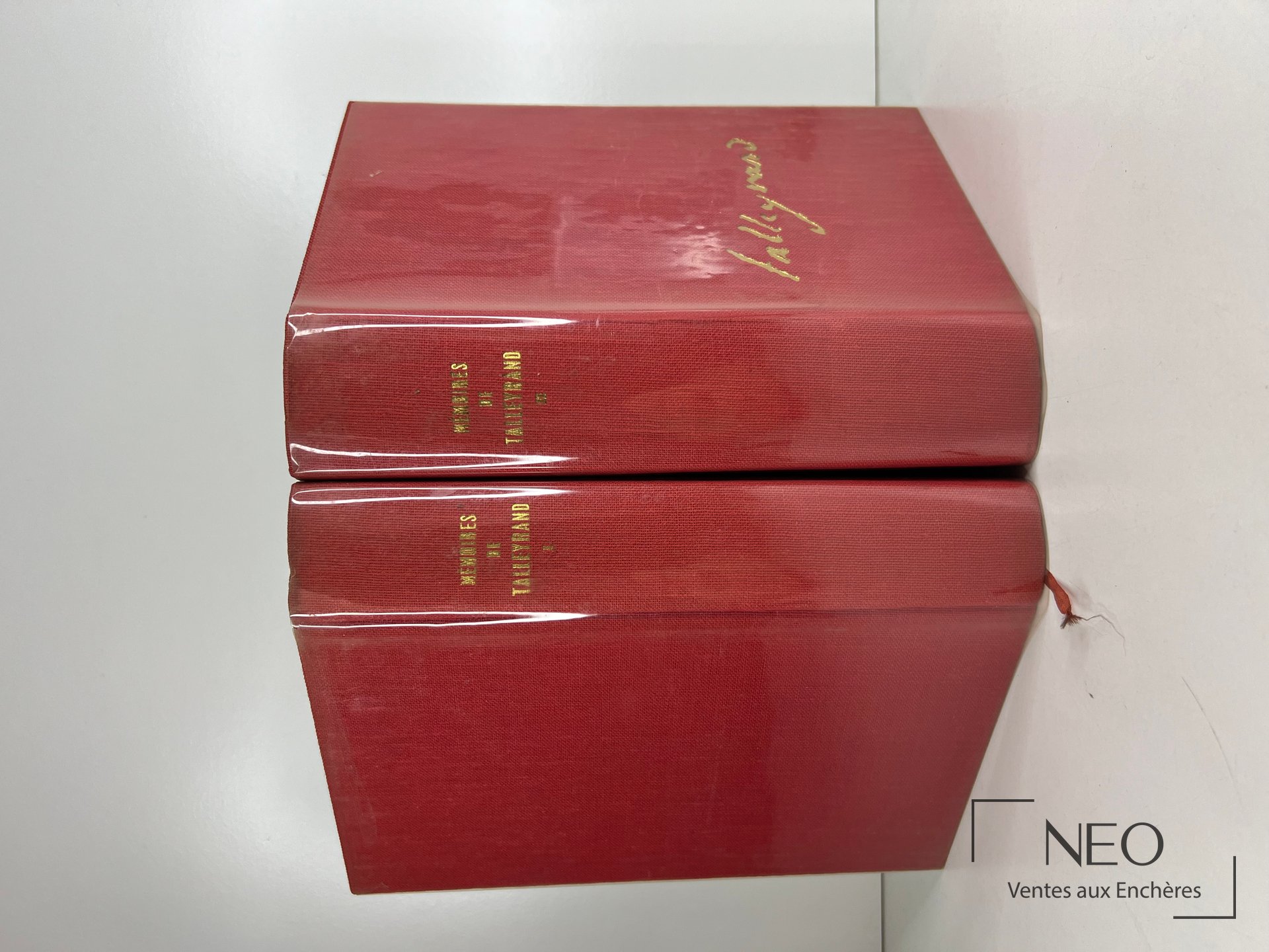 Deux volumes rouges des Mémoires de Talleyrand sous film plastique