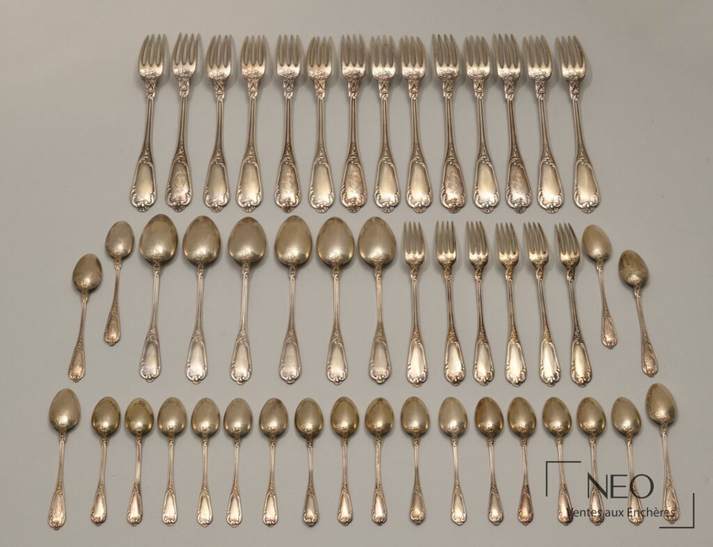 Partie de ménagère en argent composée de fourchettes et cuillères disposées à plat