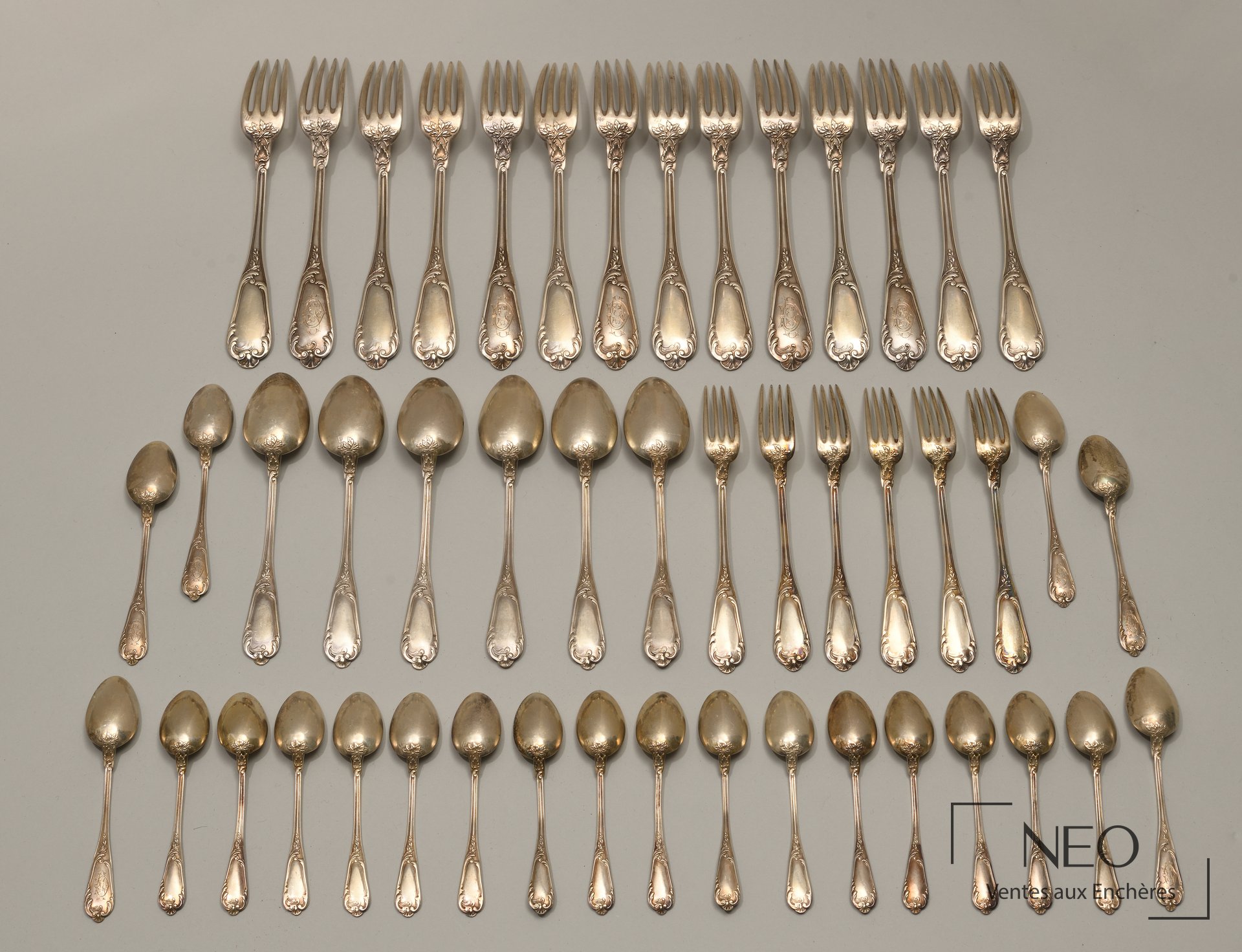 Partie de ménagère en argent composée de fourchettes et cuillères disposées à plat