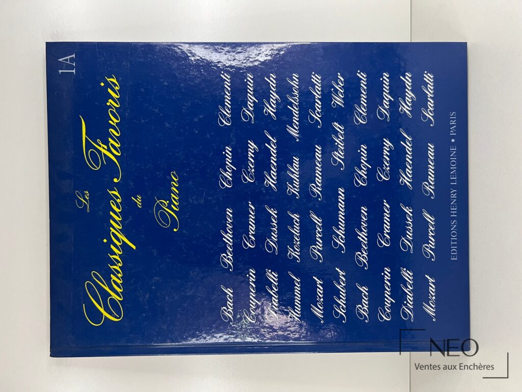 Couverture bleue illustrée du livre Les classiques favoris du piano