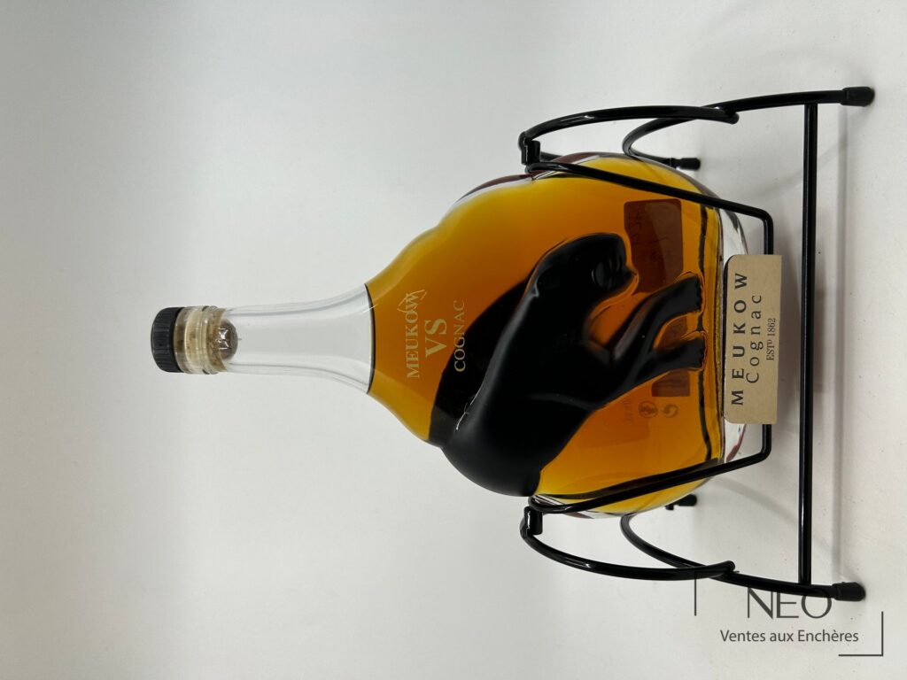 Bouteille Meukow VS Cognac sur support balancier en métal laqué noir