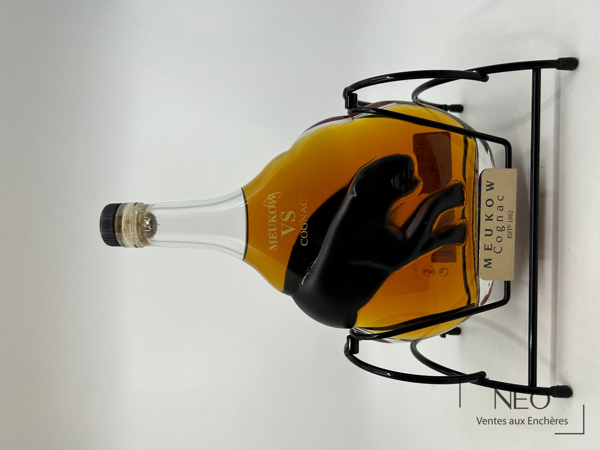 Bouteille Meukow VS Cognac sur support balancier en métal laqué noir