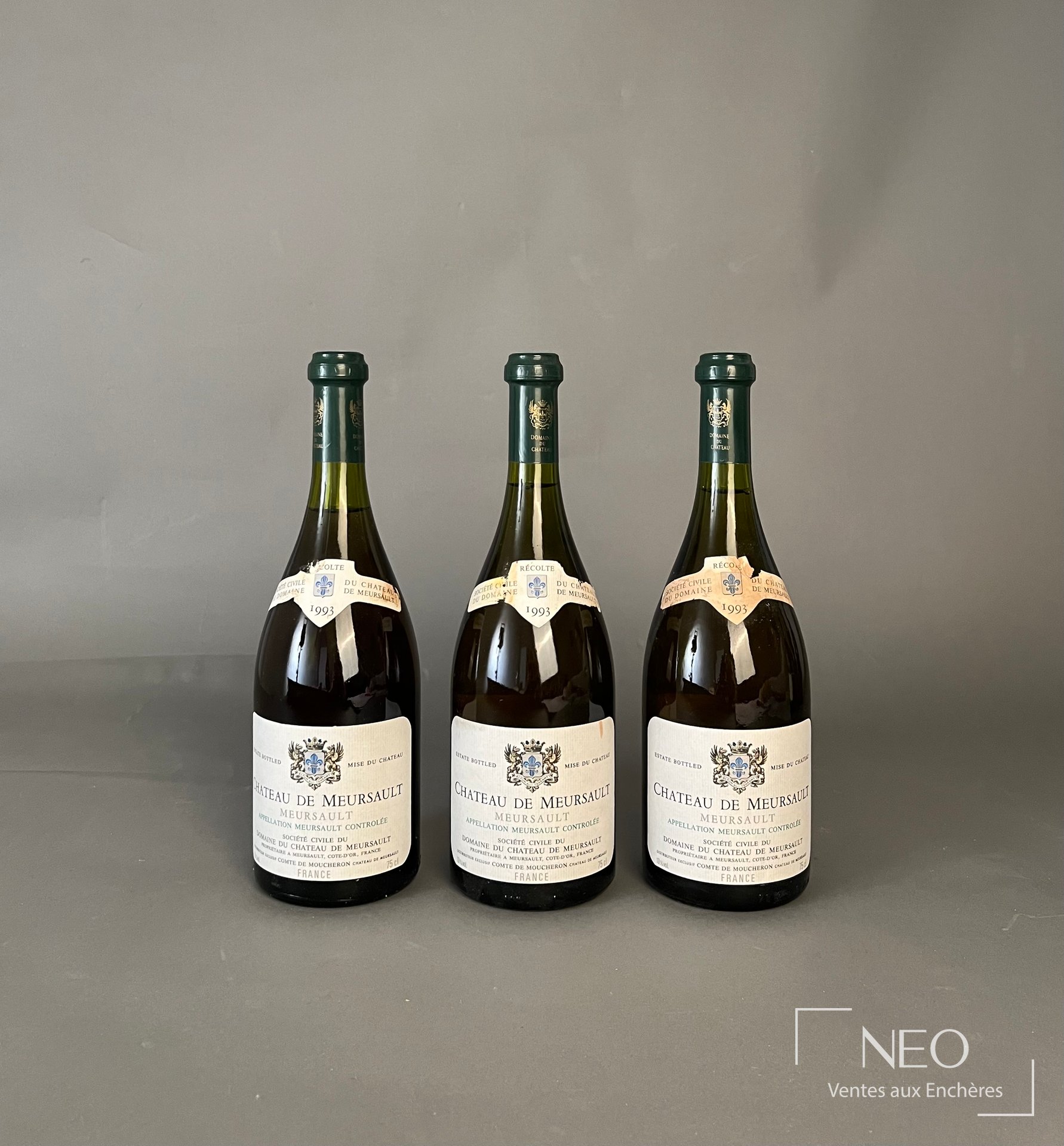 Trois bouteilles de Meursault Château de Meursault 1993 vues de face.