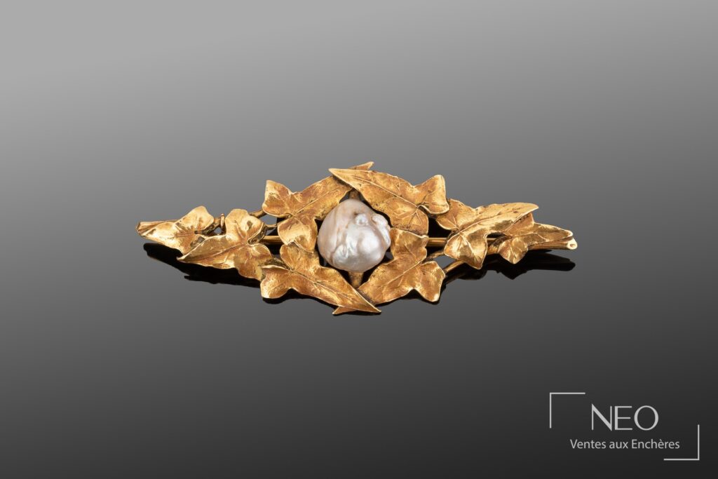 Broche Miault en or jaune à feuilles de lierre et perle baroque