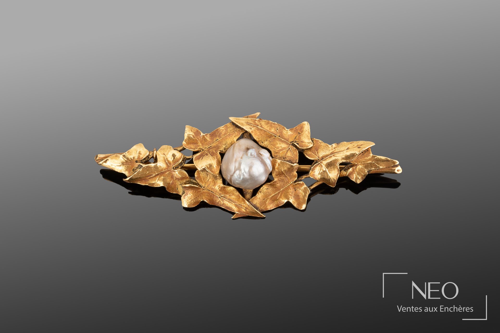 Broche Miault en or jaune à feuilles de lierre et perle baroque