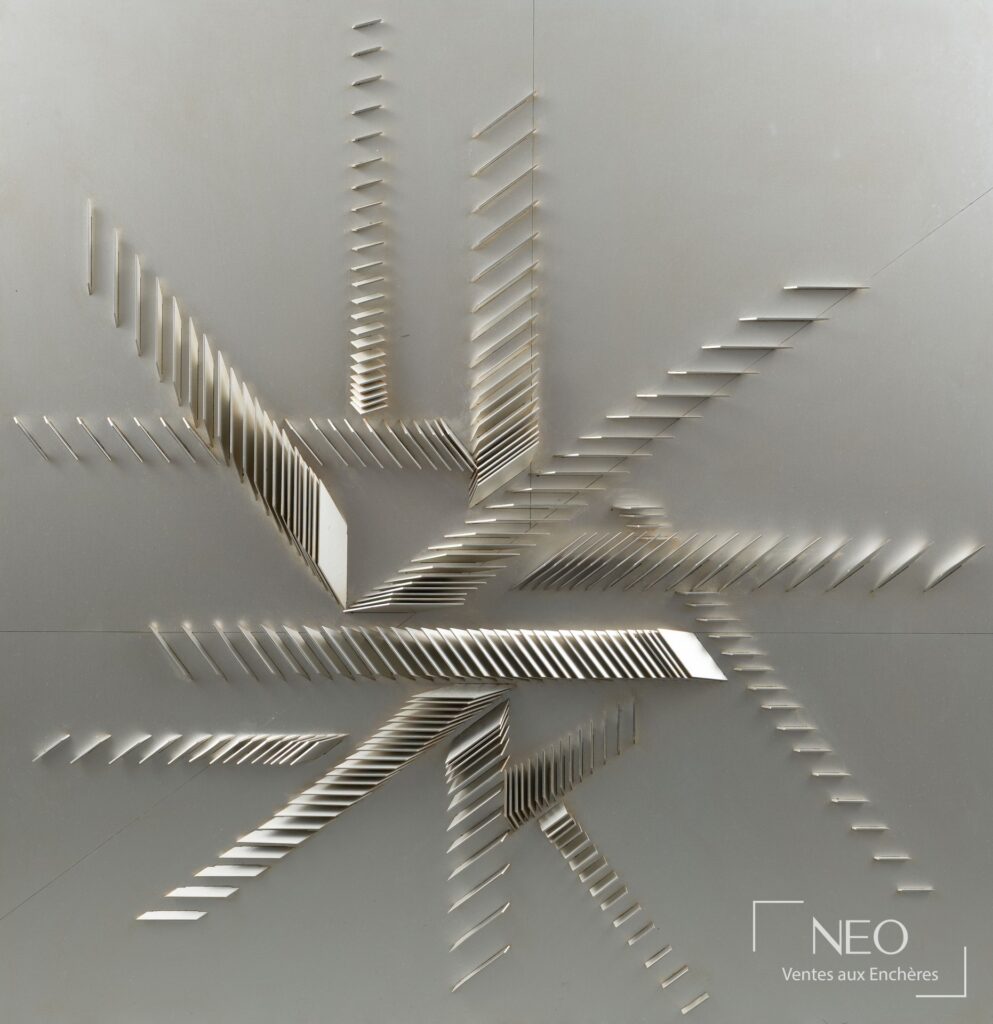 Composition abstraite en relief en aluminium sur panneau