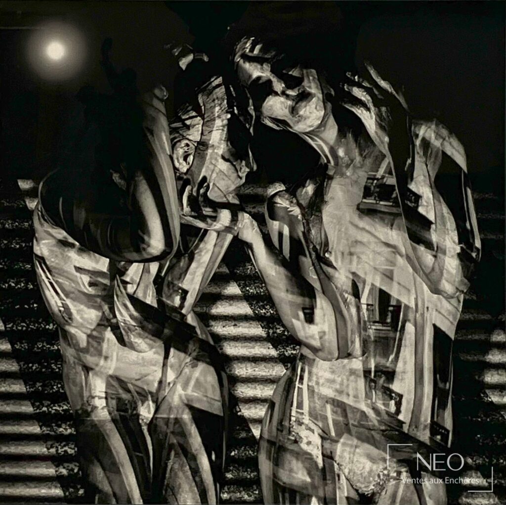 Photographie en noir et blanc d'une scène très contrastée avec deux silhouettes