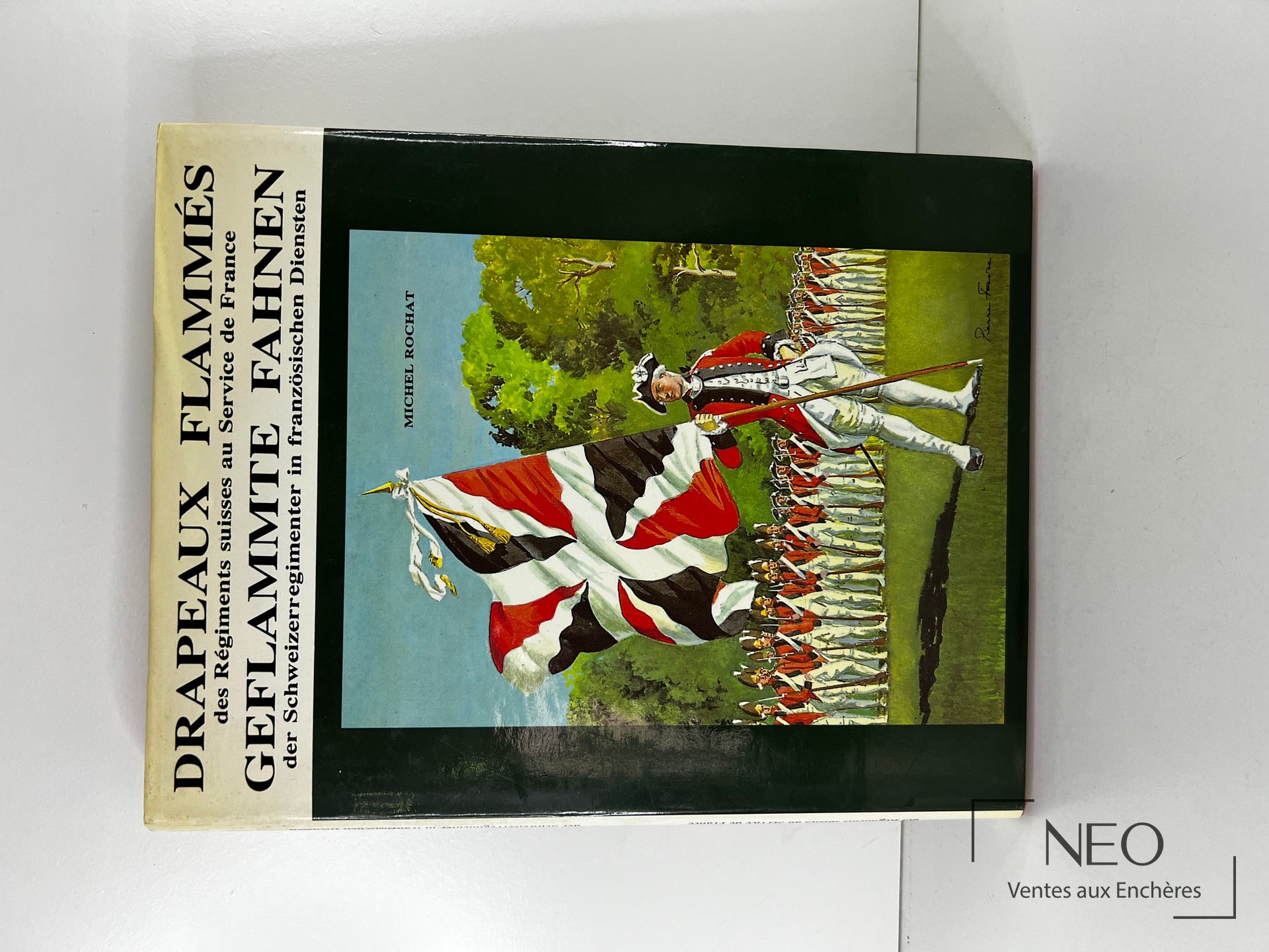 Couverture illustrée du livre de Michel Rochat sur les drapeaux suisses