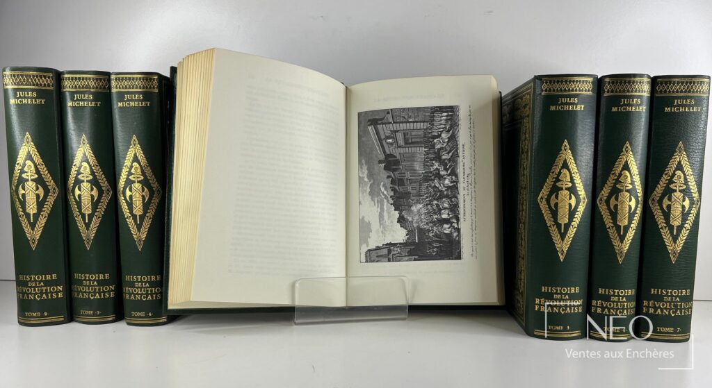 Sept volumes reliés vert sombre de Jules Michelet alignés