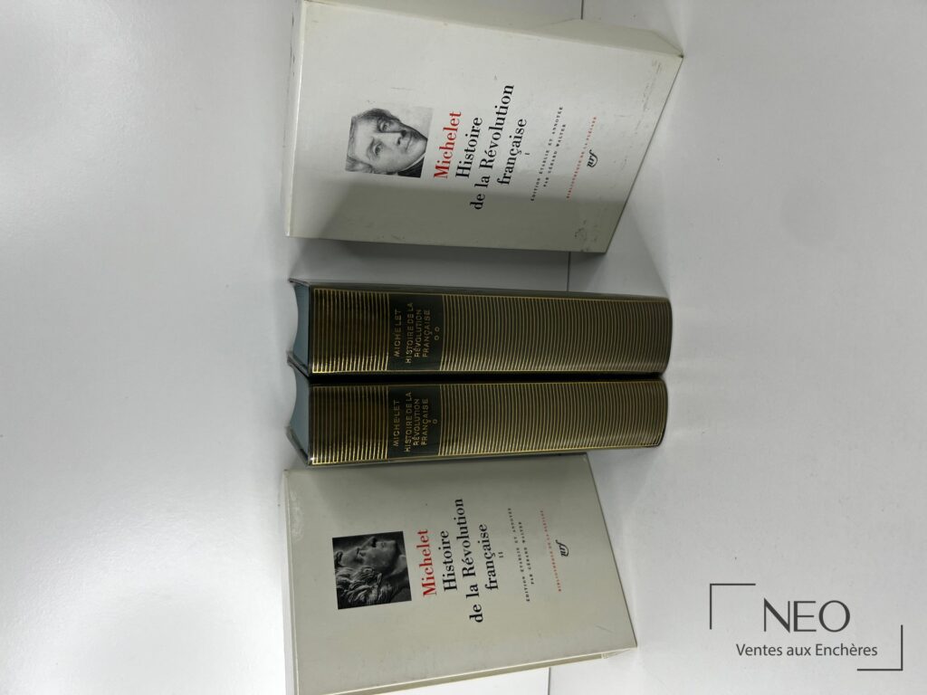 Deux volumes de La Pléiade de Michelet avec leurs couvertures et jaquettes visibles
