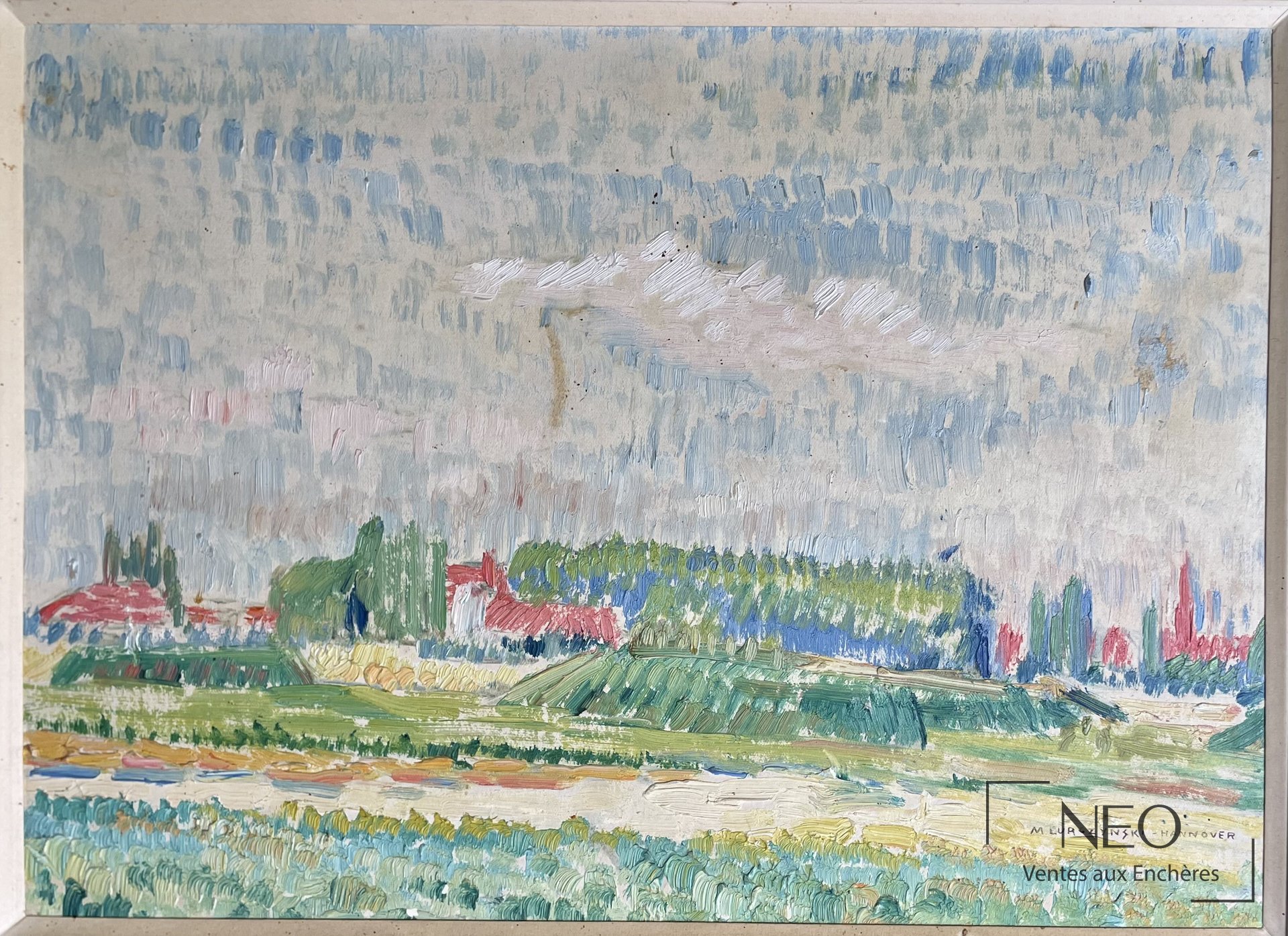 Paysage peint en touches épaisses avec village au loin et ciel nuageux