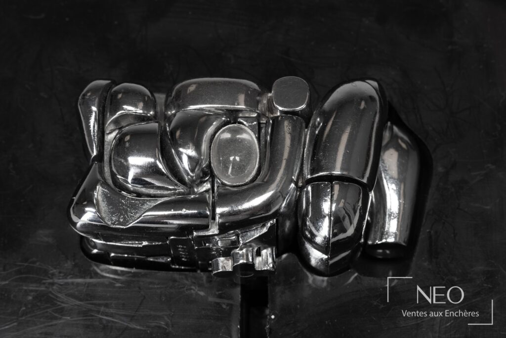Sculpture compacte en métal chromé
