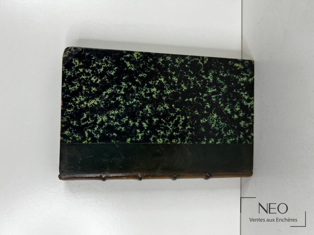 Dos noir et vert marbré d’un livre ancien