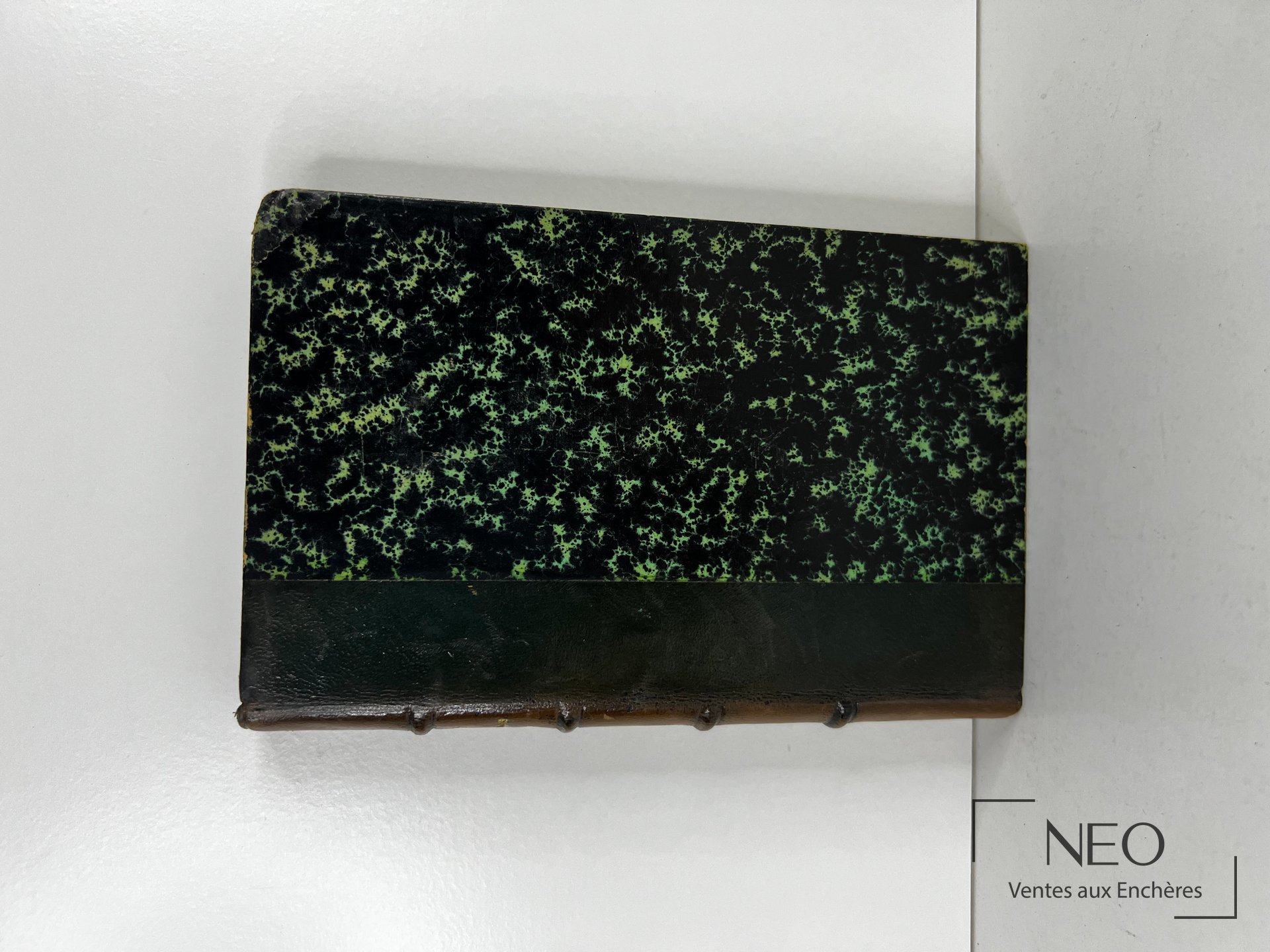 Dos noir et vert marbré d’un livre ancien