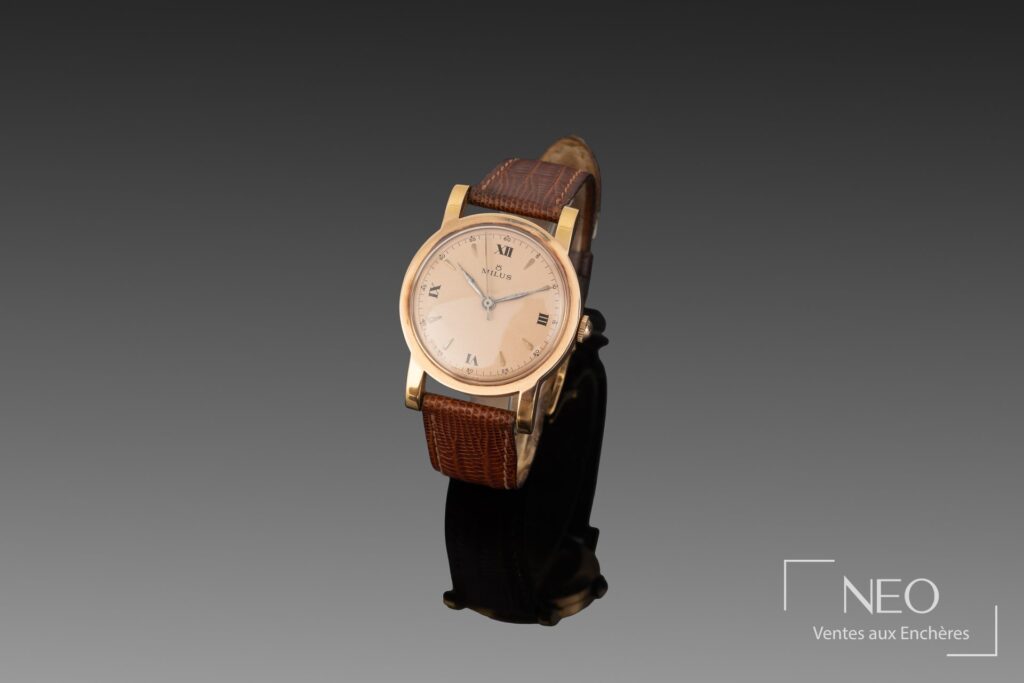 Montre bracelet MILUS en or rose avec cadran doré et bracelet cuir brun