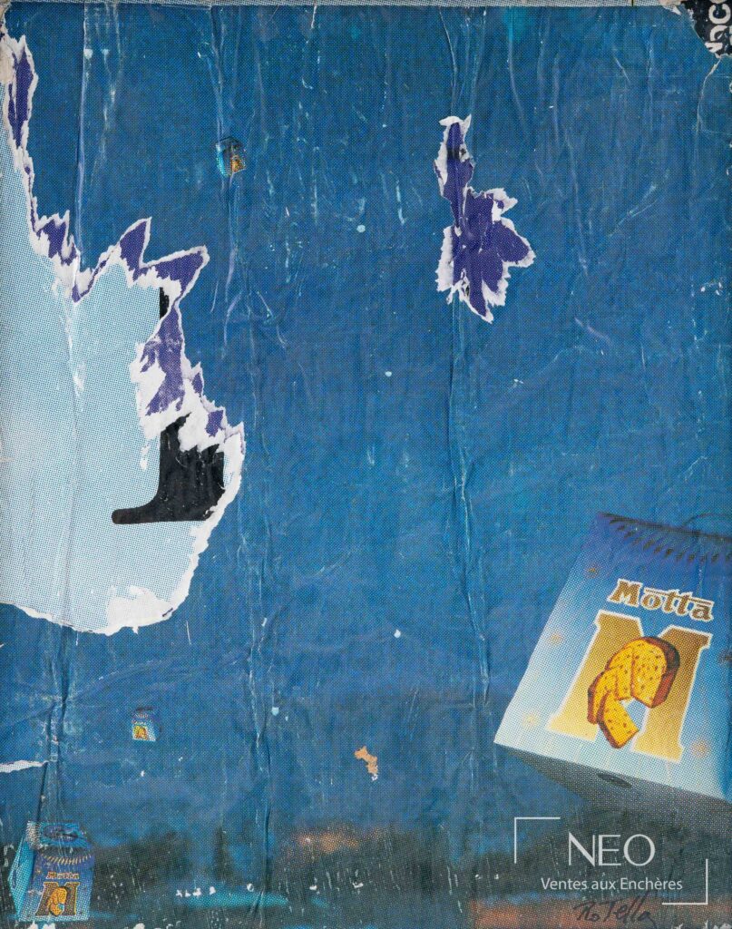 Décollage bleu de Mimmo Rotella avec fragments d’affiches arrachées et signature en bas à droite