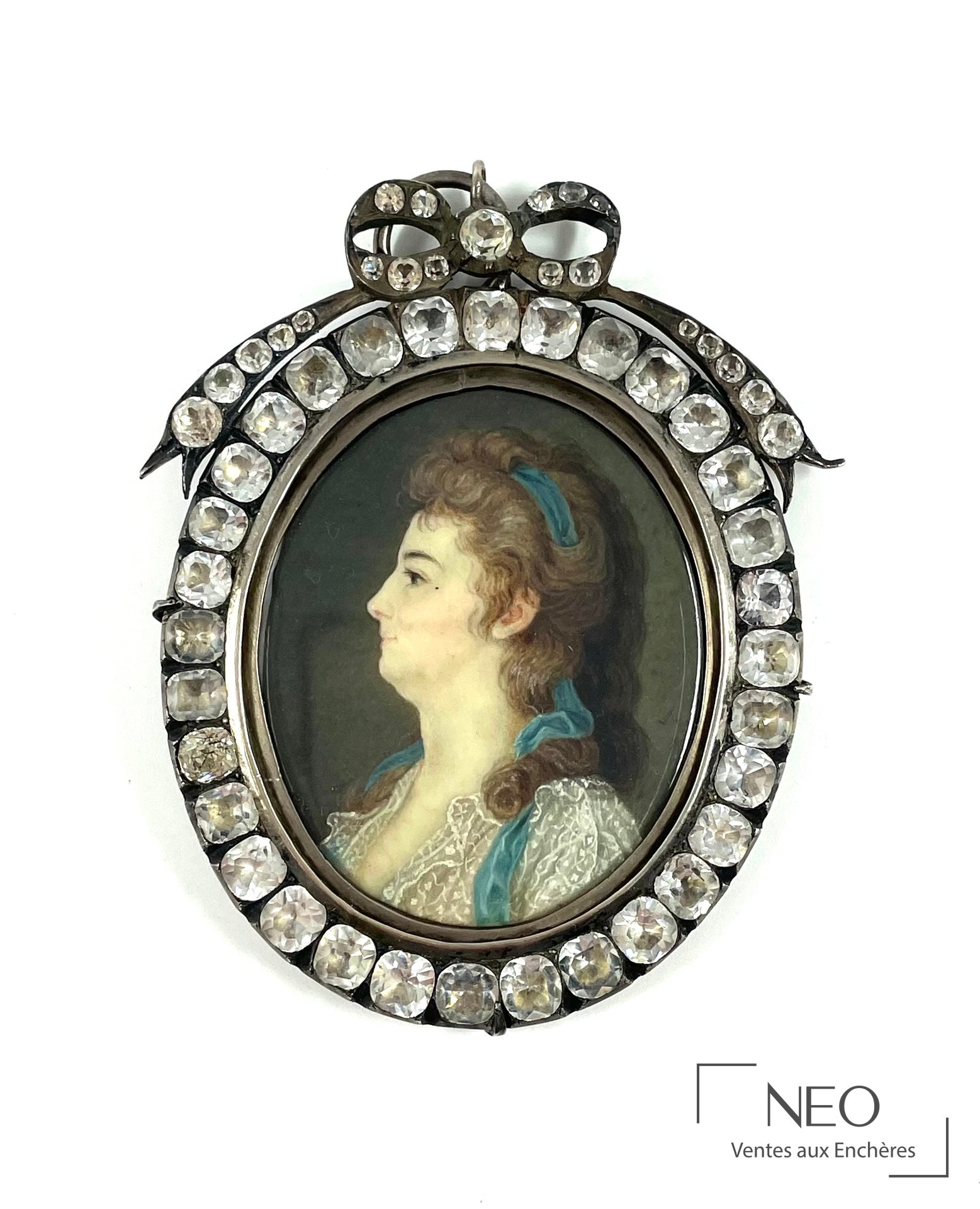 Miniature de jeune femme de profil avec ruban bleu