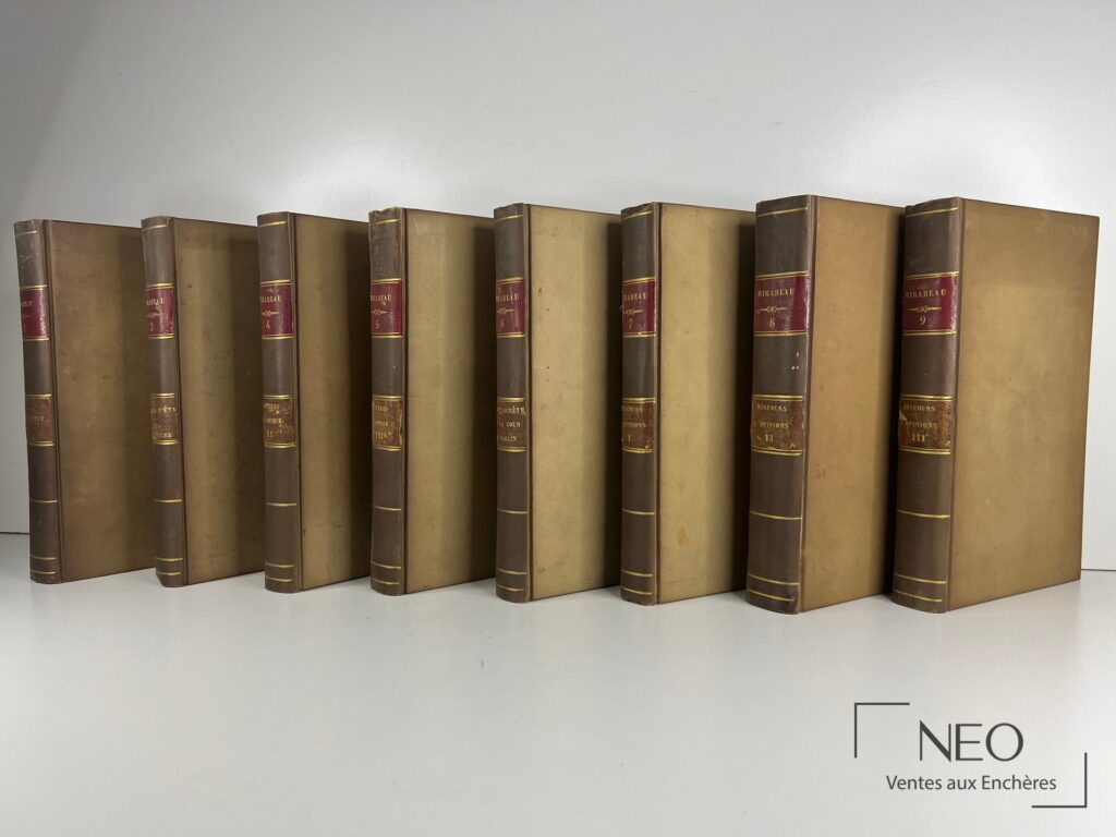 Huit volumes reliés de Mirabeau alignés de dos
