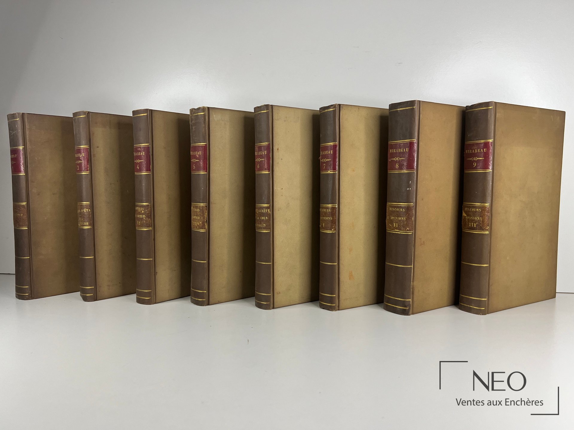 Huit volumes reliés de Mirabeau alignés de dos