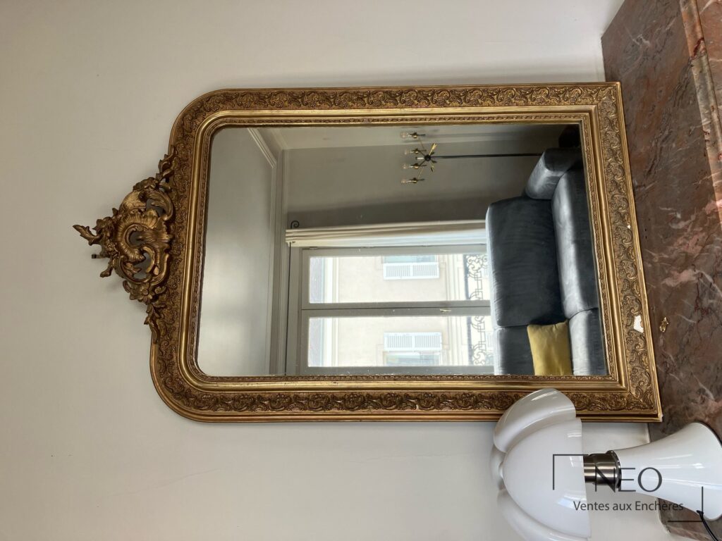 Miroir en bois sculpté à décor rocaille
