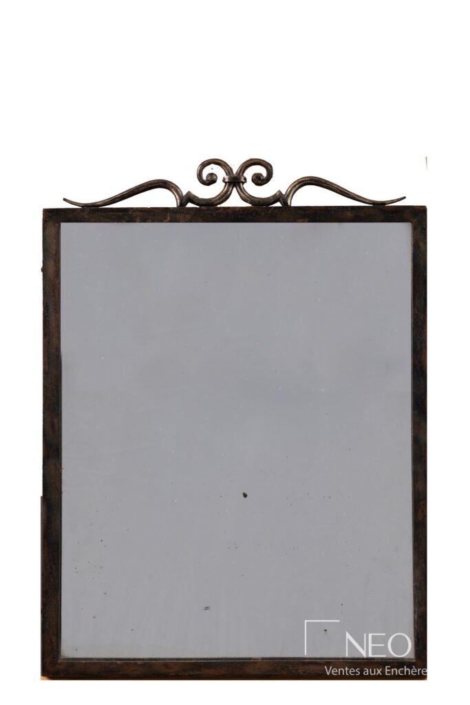 Miroir en fer forgé de Michel Zadounaisky vu de face avec fronton à enroulements