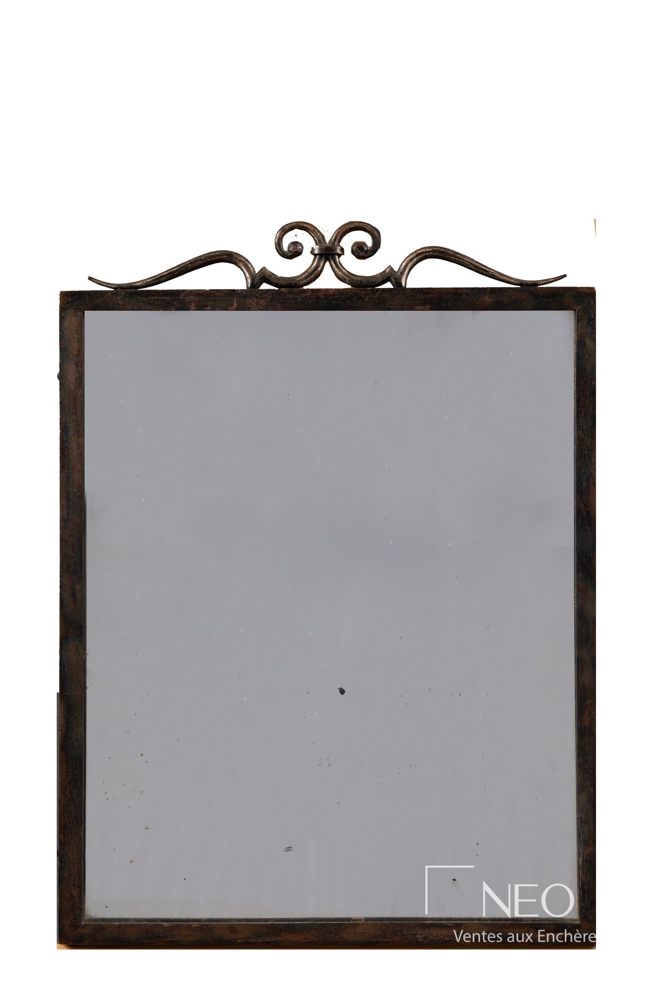 Miroir en fer forgé de Michel Zadounaisky vu de face avec fronton à enroulements