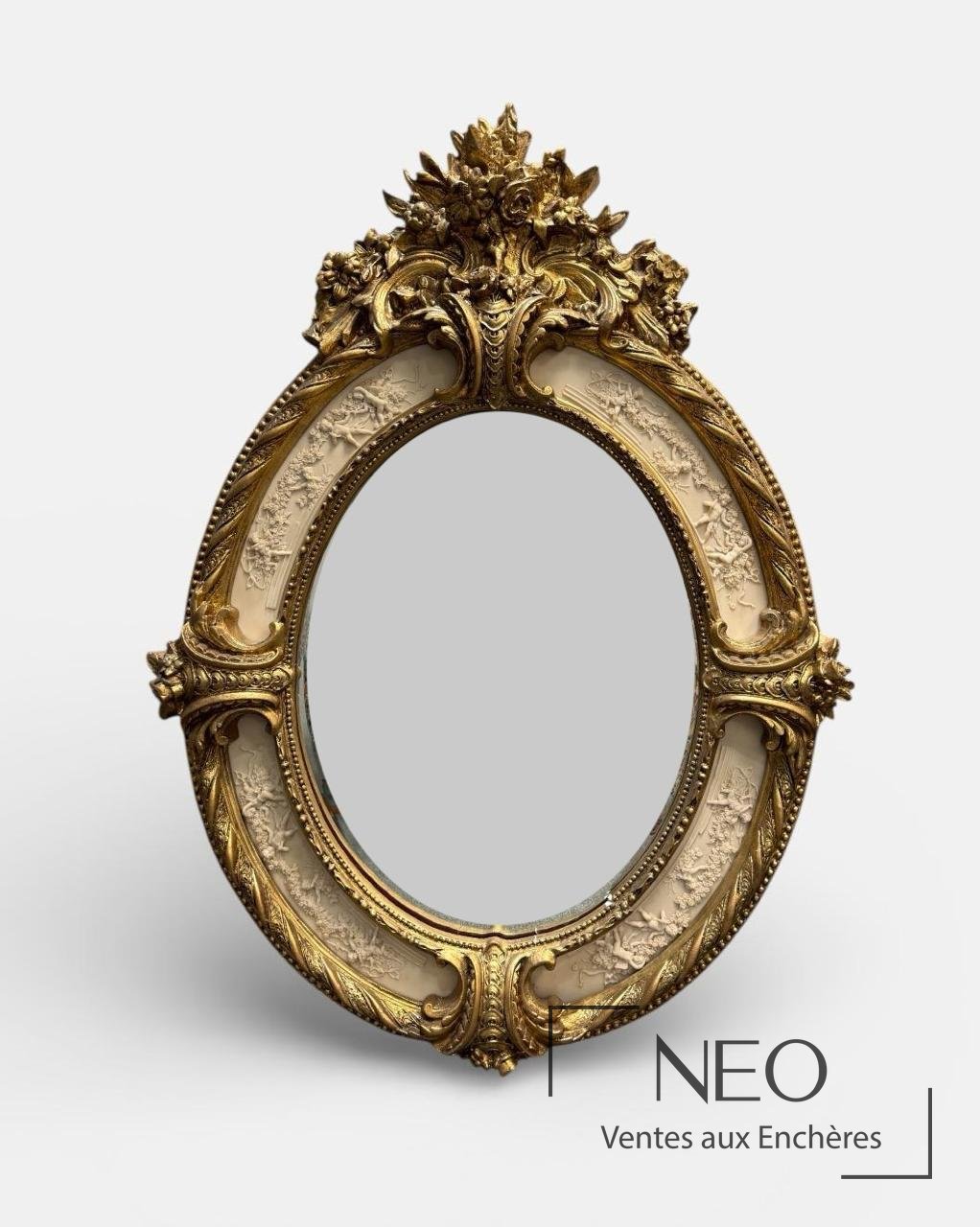 Grand miroir ovale à parecloses doré