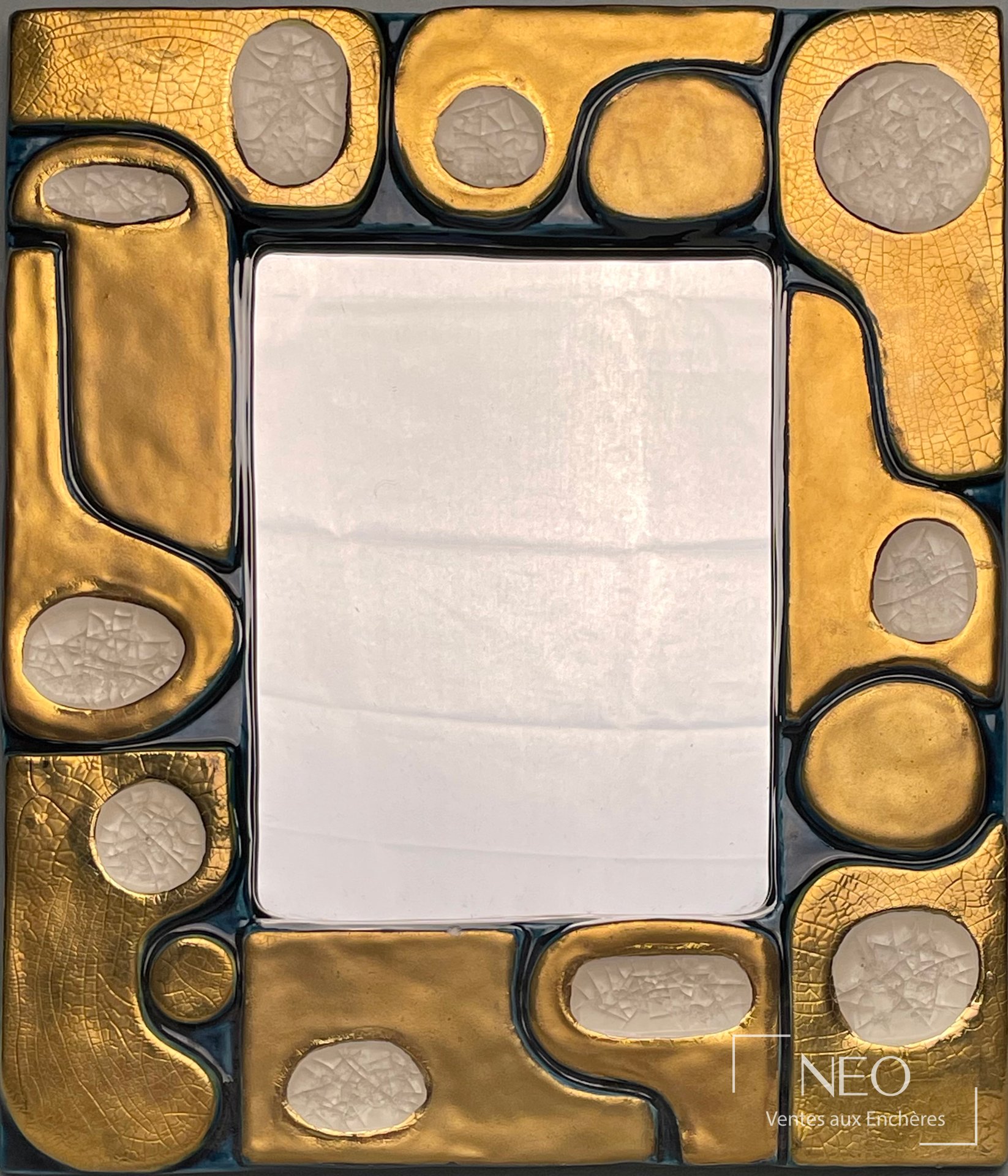 Miroir rectangulaire de Mithé Espelt à décor doré et turquoise autour d’une glace centrale