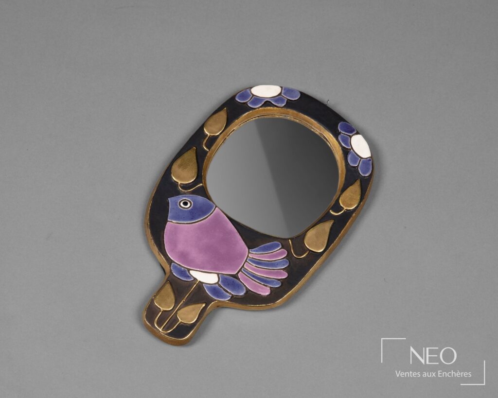 Miroir face à main à décor d'oiseau en céramique émaillée polychrome et dorée