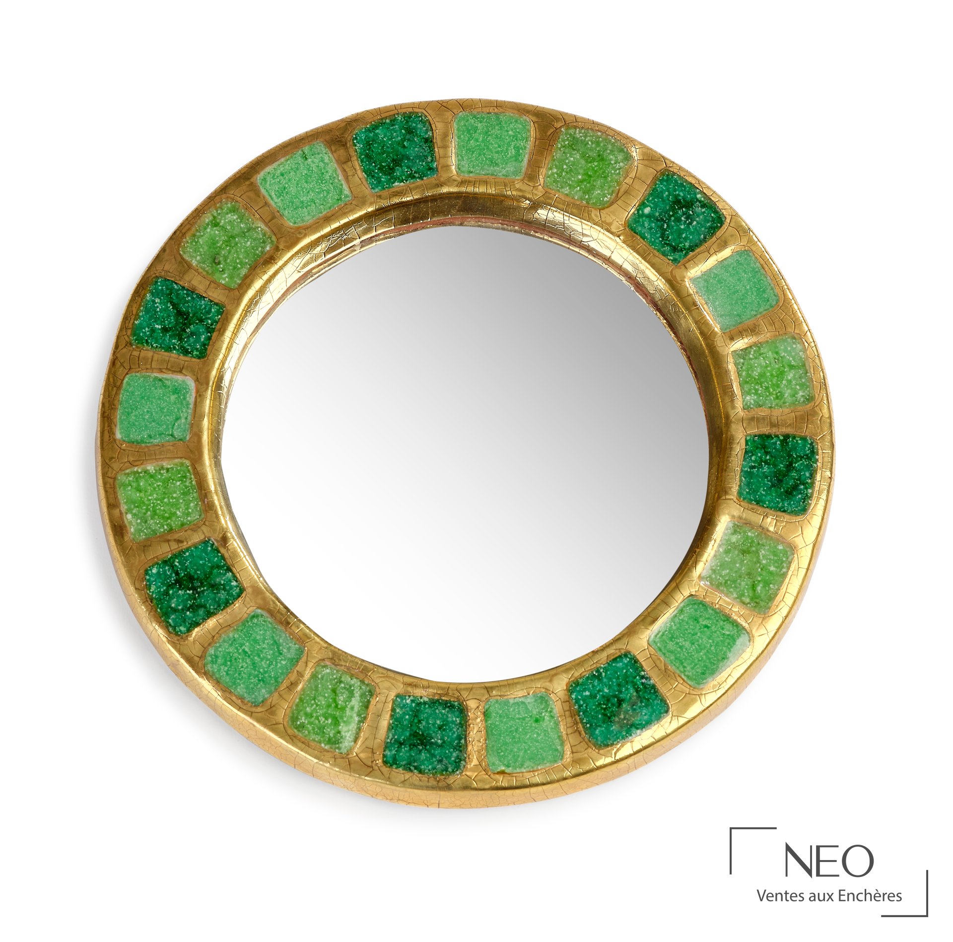 Miroir circulaire en terre cuite émaillée décoré de carreaux verts sur fond craquelé or