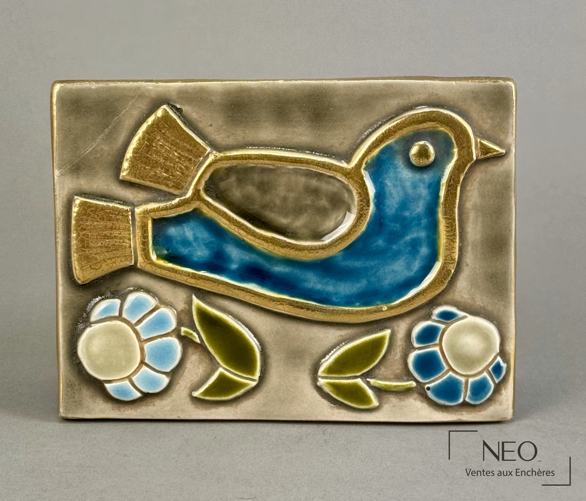 Couvercle rectangulaire décoré d'un oiseau bleu et de fleurs stylisées en émaux polychromes