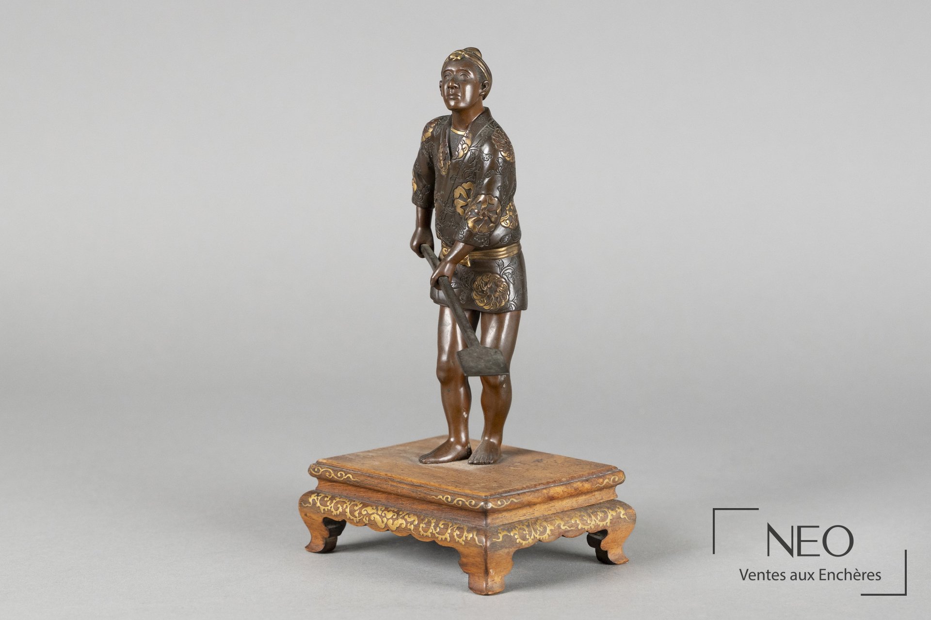 Batelier okimono japonais en bronze sur socle en bois doré