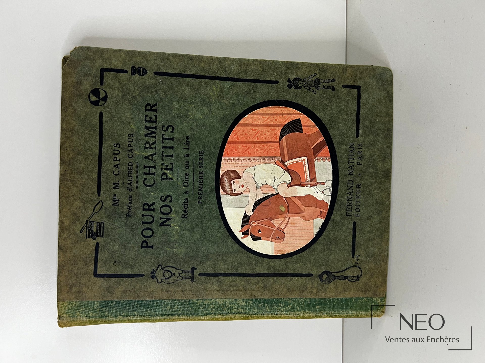 Couverture verte de Pour charmer nos petits de Mlle Capus avec illustration d’une enfant et d’un cheval