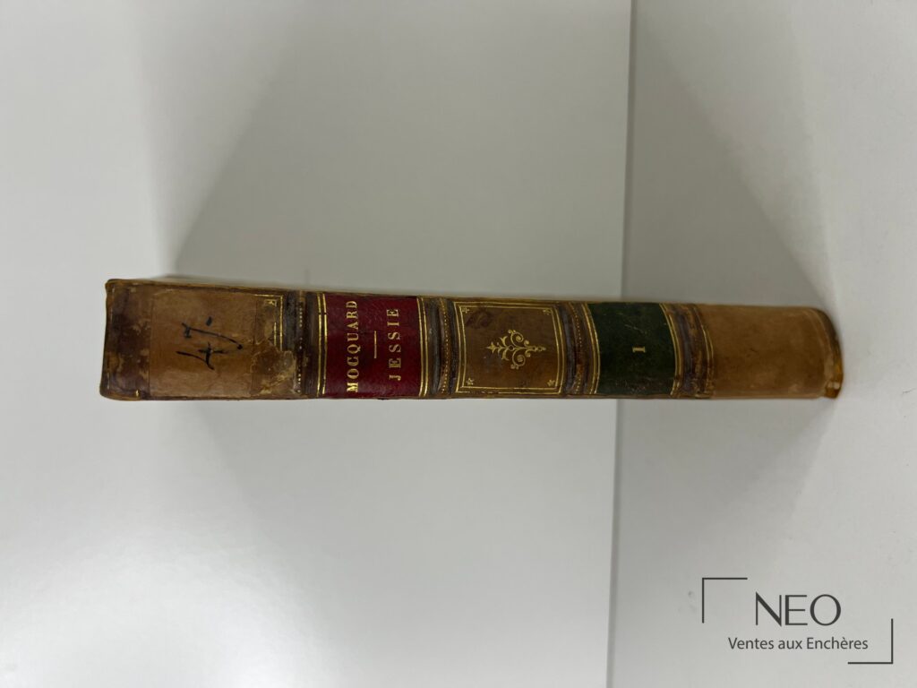Dos d’un livre ancien en demi veau avec titre doré et nerfs apparents