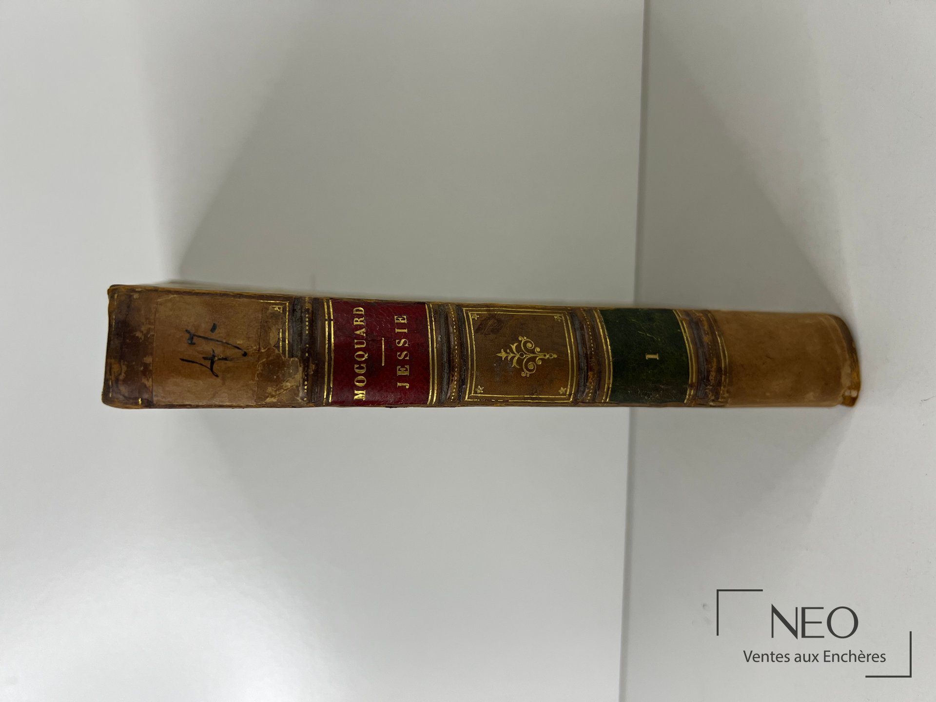 Dos d’un livre ancien en demi veau avec titre doré et nerfs apparents
