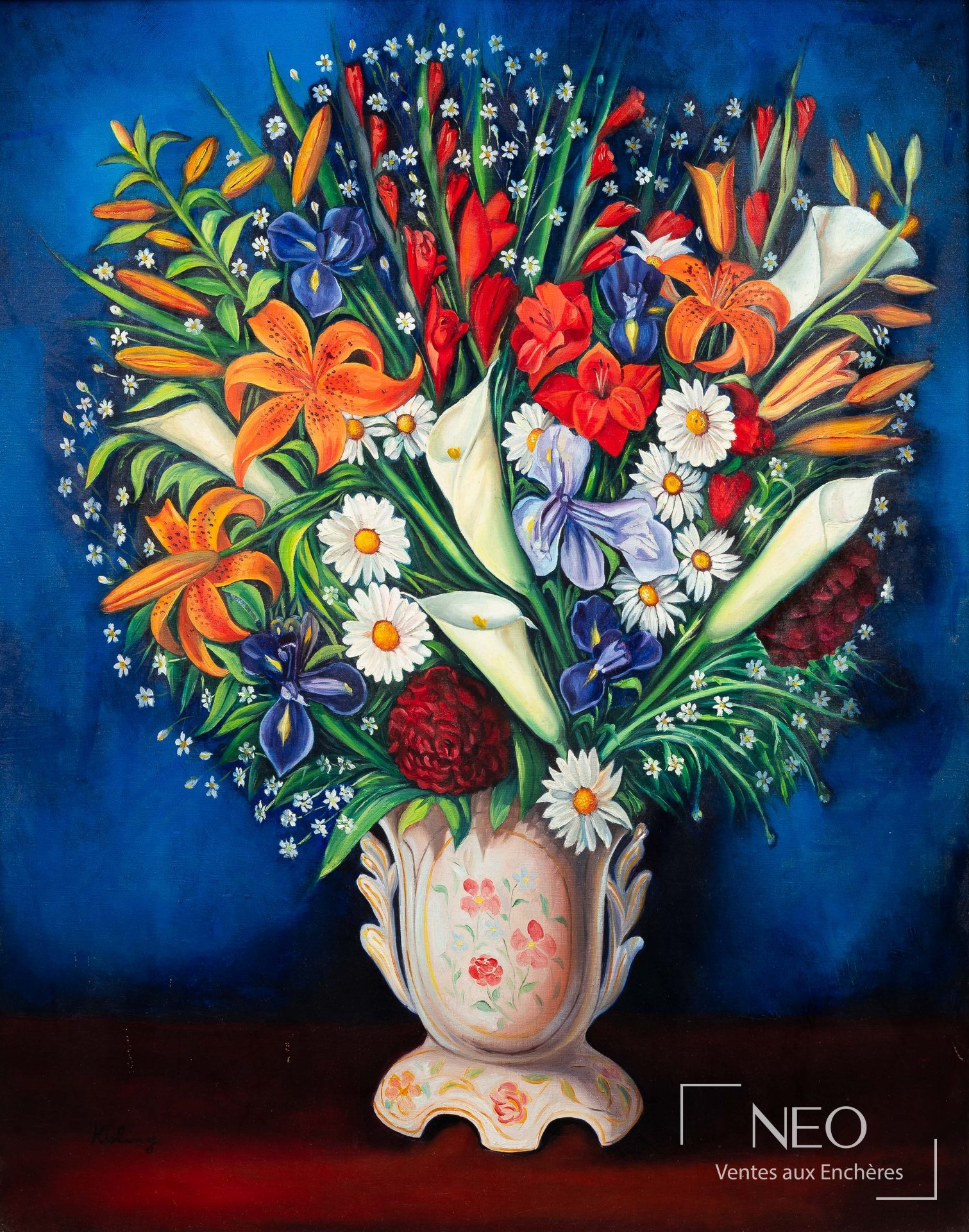 Bouquet de fleurs éclatant dans un vase sur fond bleu