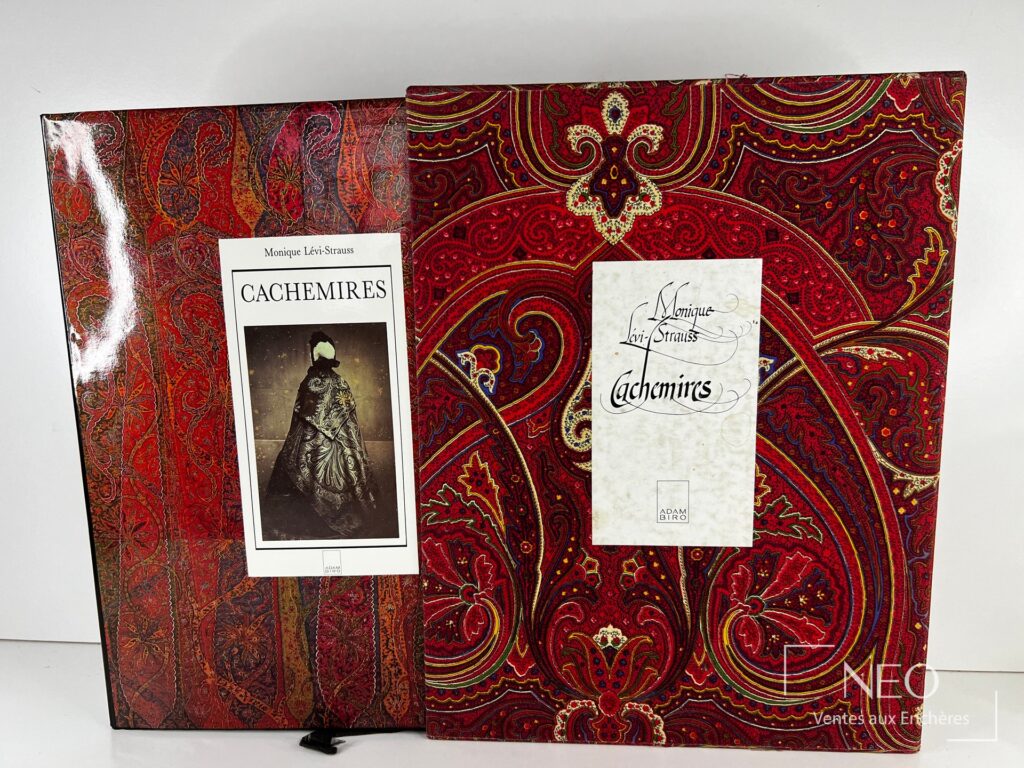 Coffret rouge illustré et jaquette du livre Cachemires de Monique Lévi-Strauss