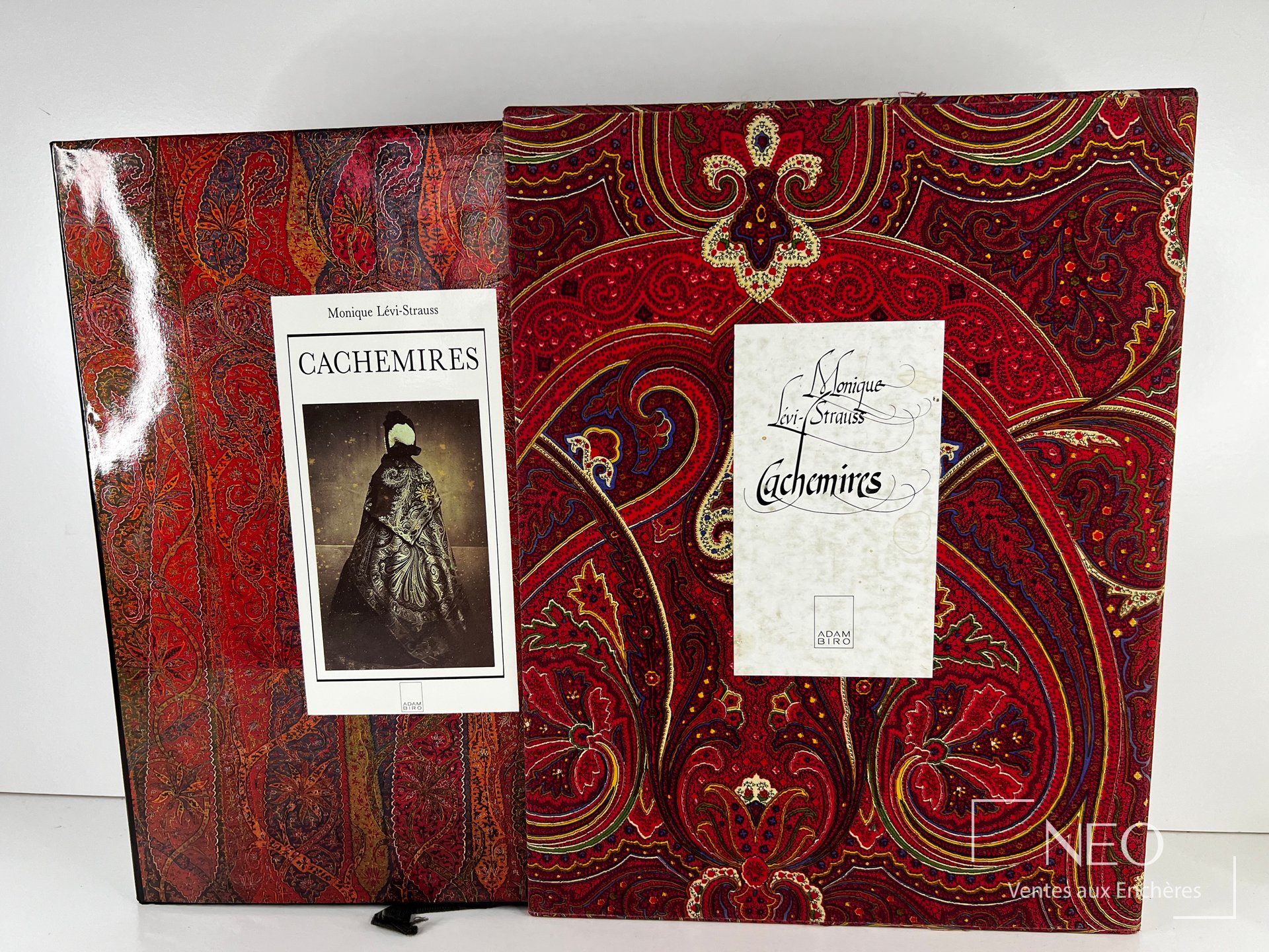 Coffret rouge illustré et jaquette du livre Cachemires de Monique Lévi-Strauss