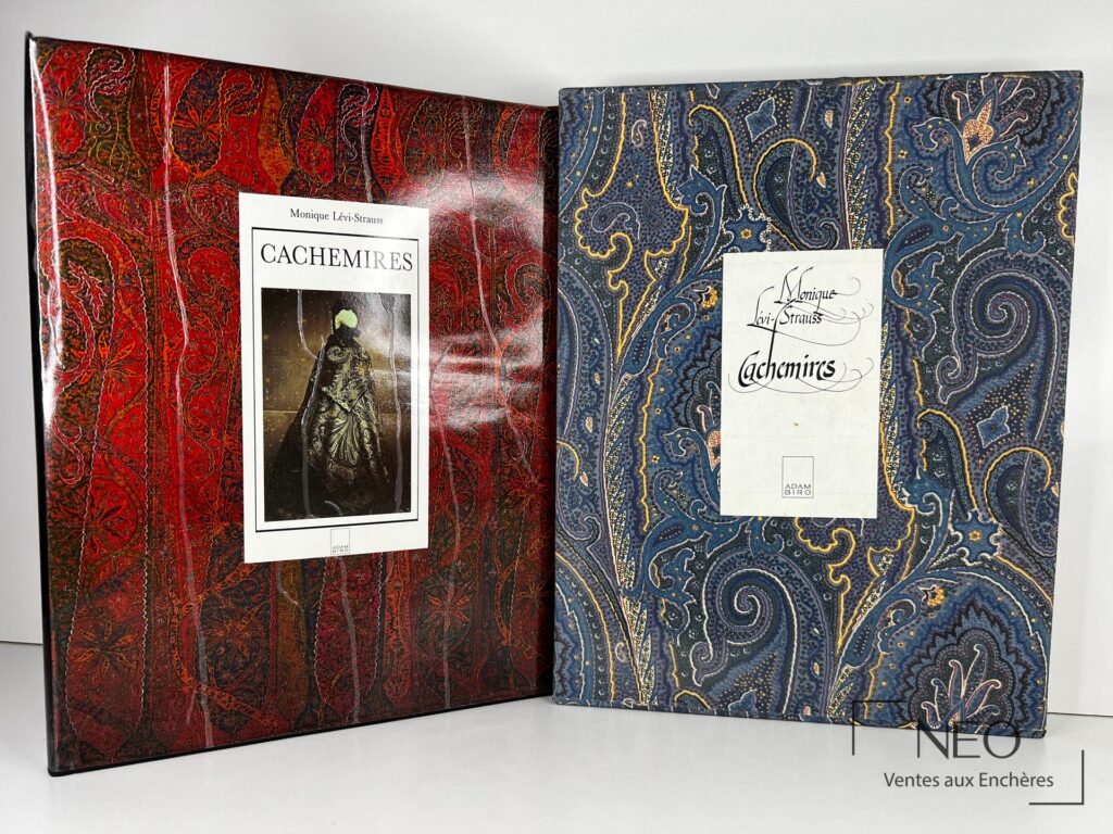 Ouvrage Cachemires de Monique Lévi-Strauss avec jaquette illustrée et coffret bleu