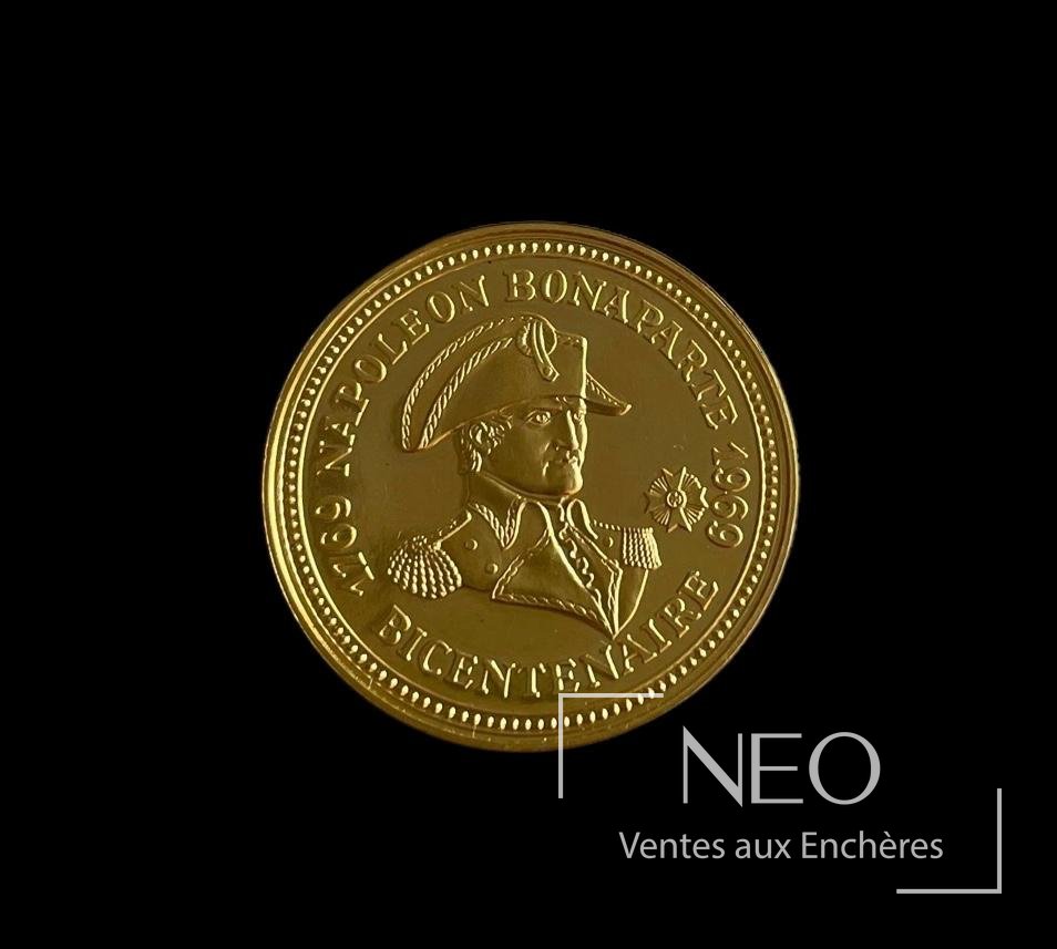 Monnaie en or jaune avec le buste de Napoléon-Bonaparte de trois quarts face