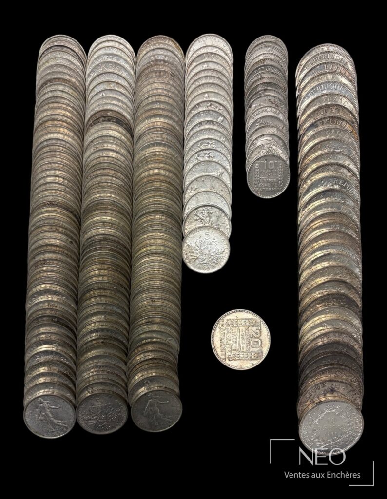 Ensemble de monnaies en argent disposées en rangées sur fond noir