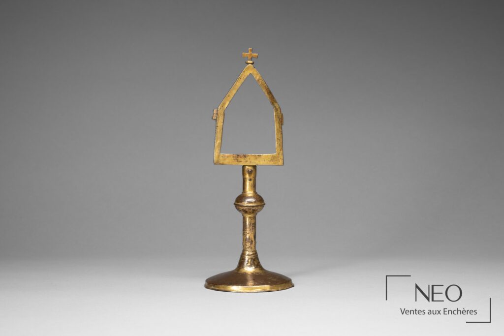 Monstrance en cuivre doré avec fût à nœud médian sphérique et base circulaire