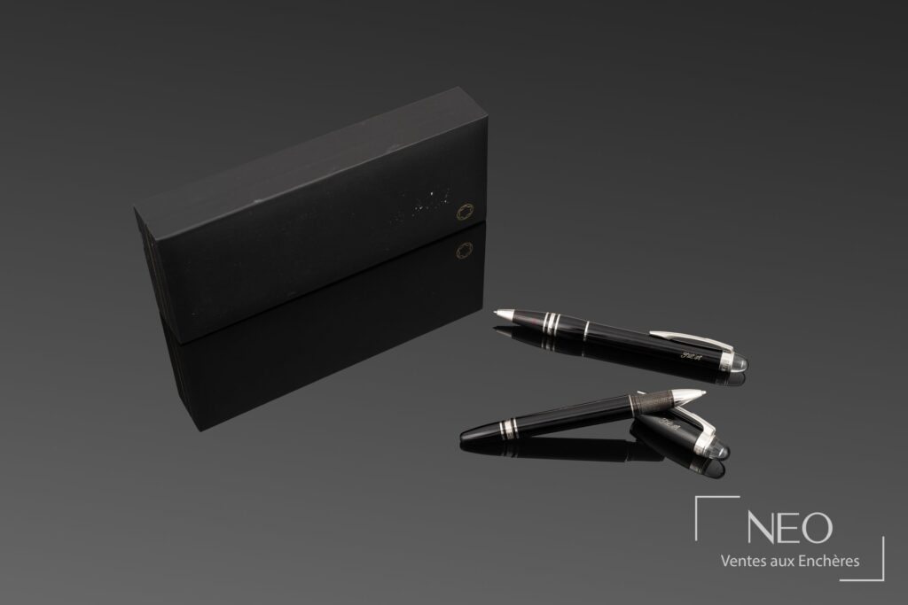 Deux stylos Mont Blanc Starwalker avec leur écrin noir sur fond gris.
