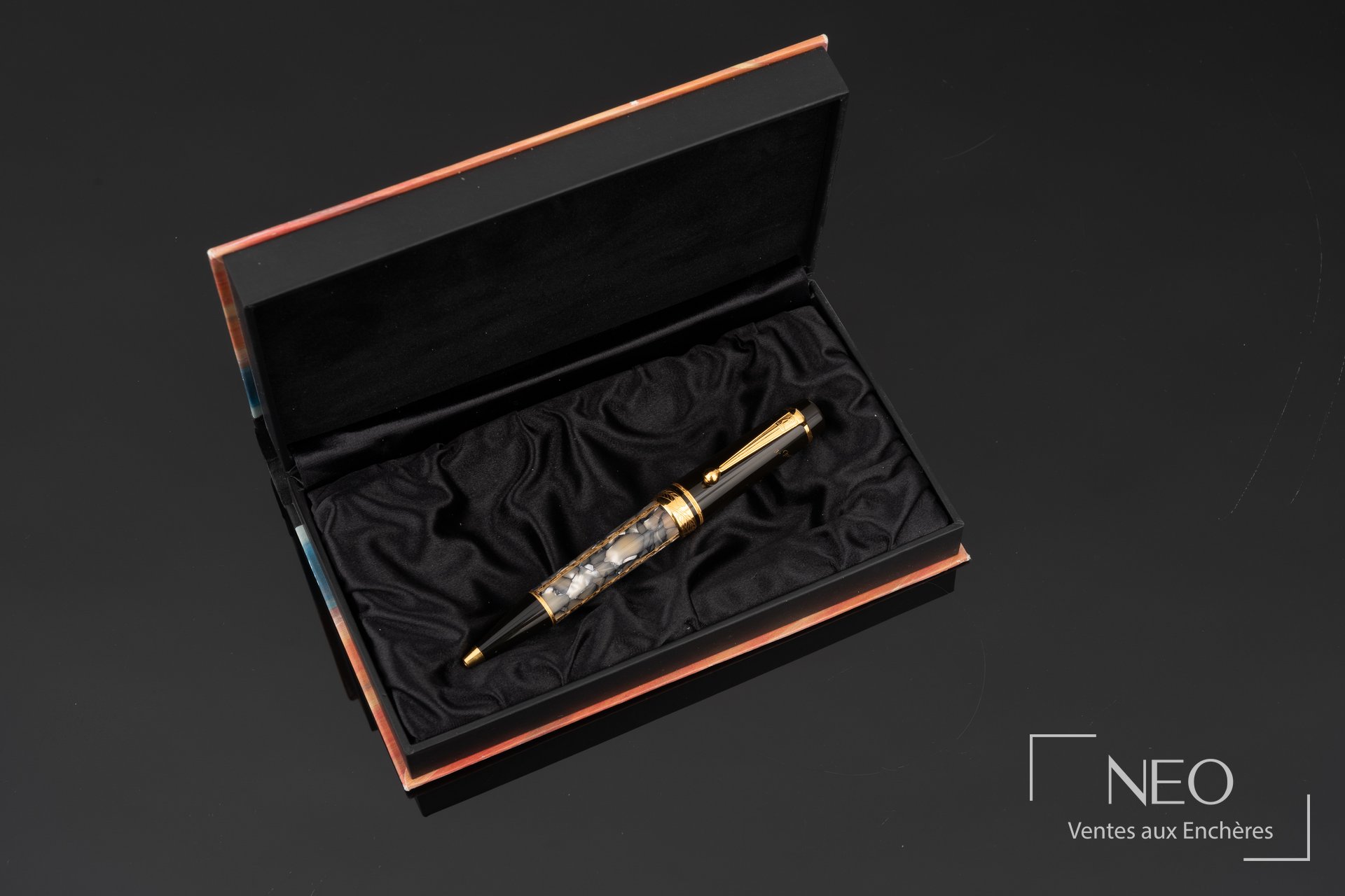 Stylo bille Montblanc Alexandre Dumas présenté dans son coffret ouvert sur fond noir.