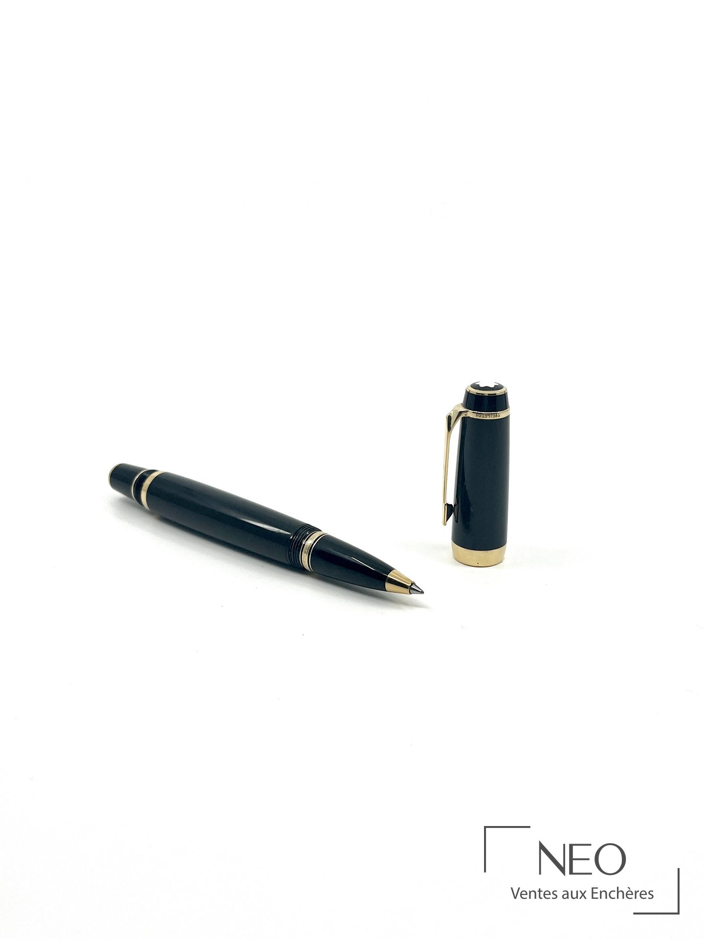Stylo bille Montblanc Bohème noir et doré avec capuchon séparé