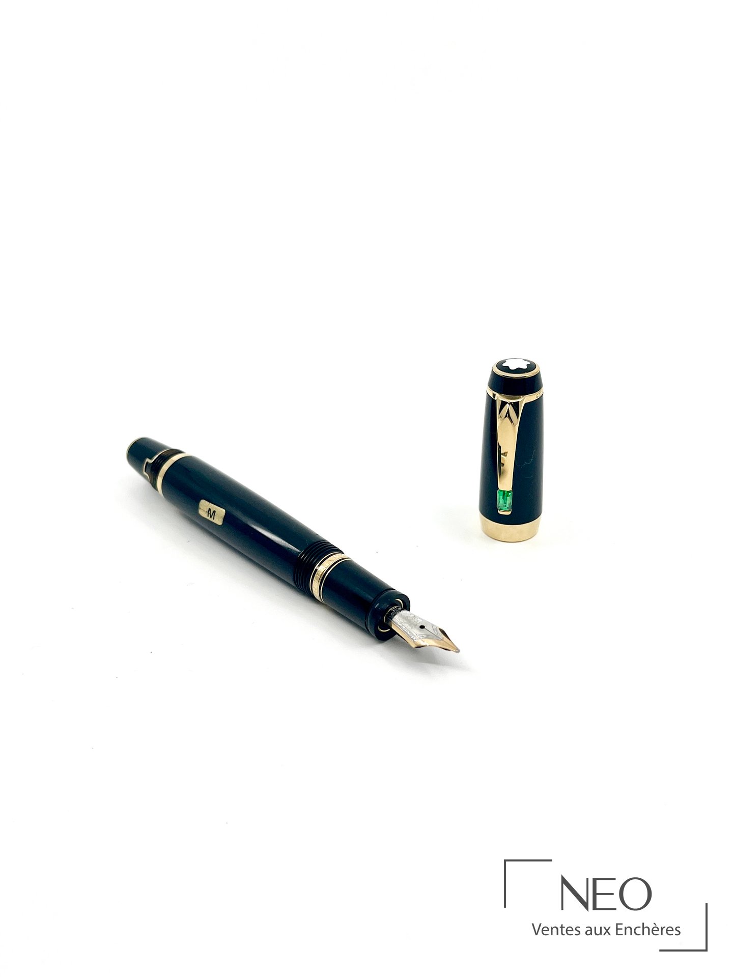 Stylo plume Montblanc Bohème ouvert avec plume apparente et capuchon posé à côté