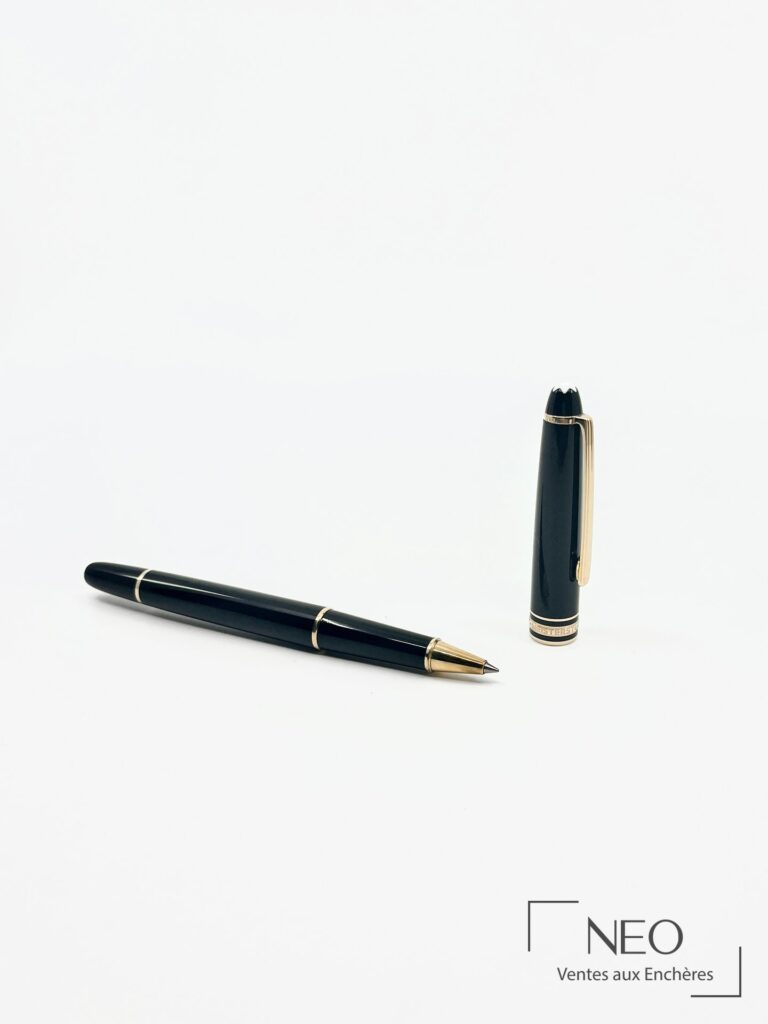 Stylo bille Montblanc Meisterstück en résine noire et métal doré